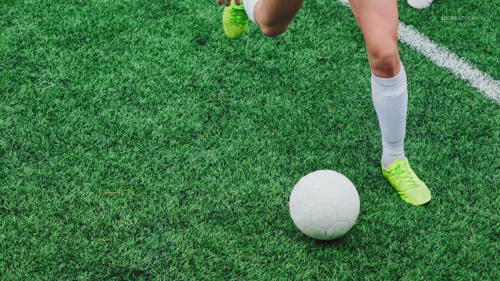 A UW Medical Center sports medicine physician weighs in on the possible reasons why women on their cycle are more vulnerable to knee injury.