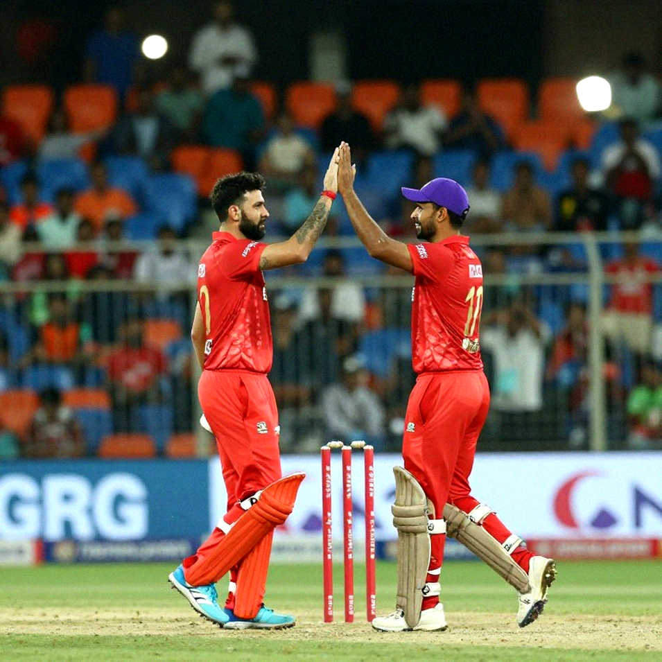 শেষ বলে সিডনি সিক্সার্সের নাটকীয় জয়, কিন্তু ম্যাচের আসল গল্প দুই দলের ব্যাটিং ভাঙন